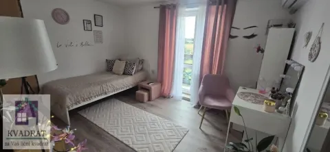 Nameštena spavaća soba sa krevetom, foteljom i radnim stočićem. - image 13