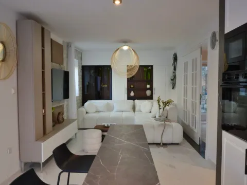 Prodaja, trosoban stan, 100m², Muo, Kotor - image 13