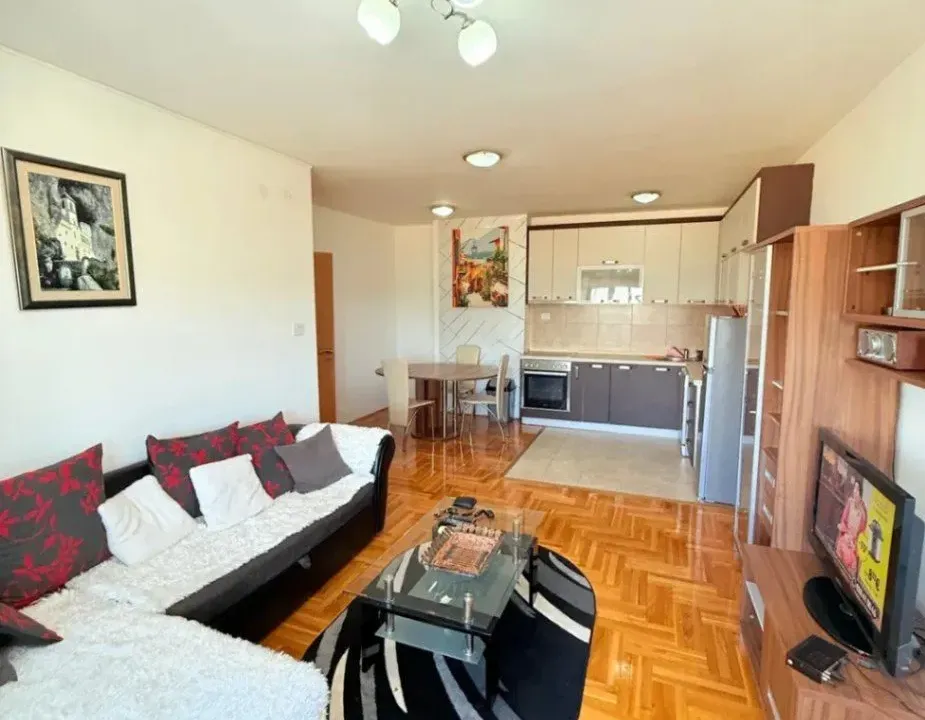 Izdavanje, dvosoban stan, 60m², Krivi Most, Podgorica