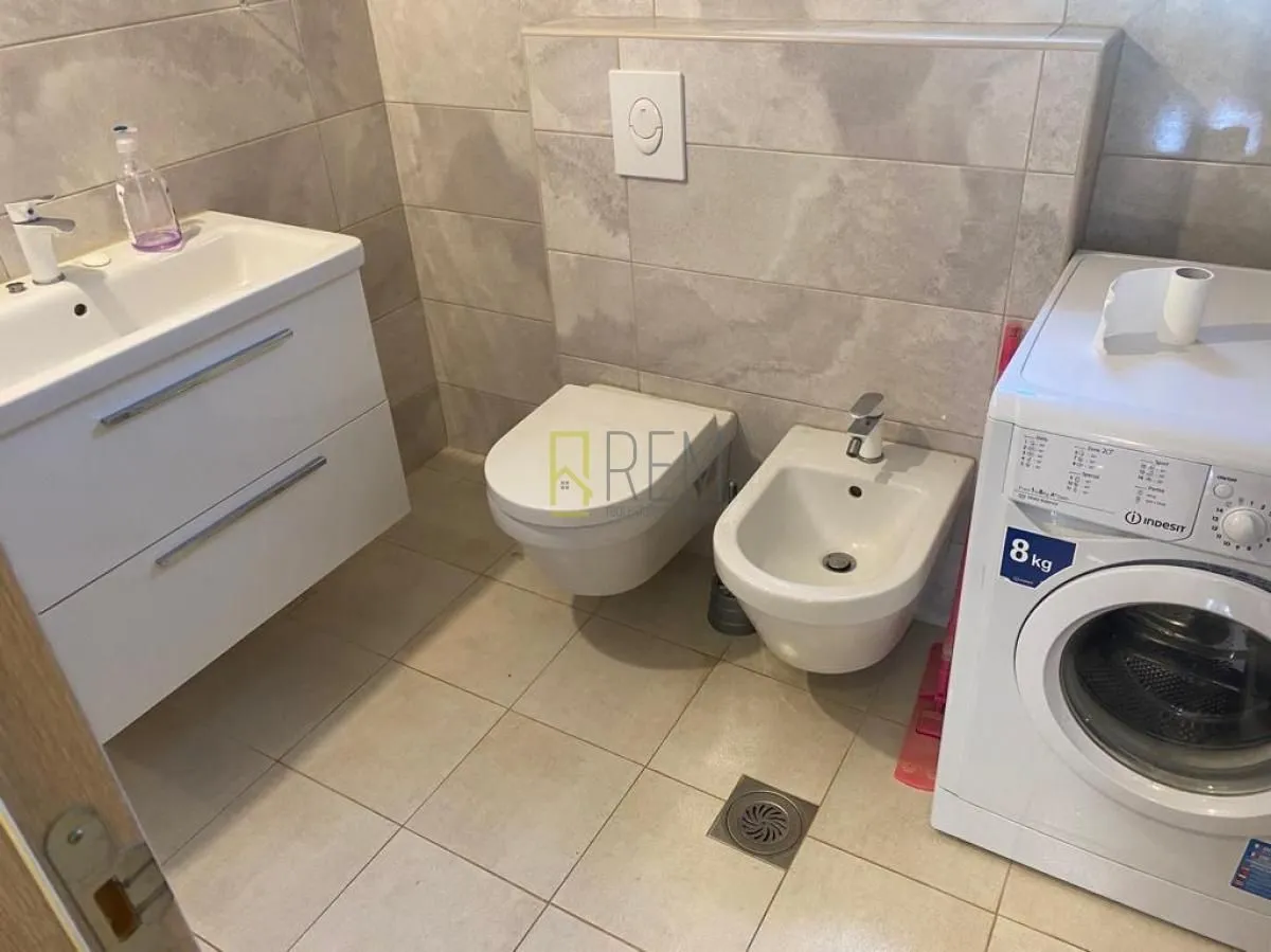 Izdavanje, trosoban stan, 125m², Vranići, Podgorica