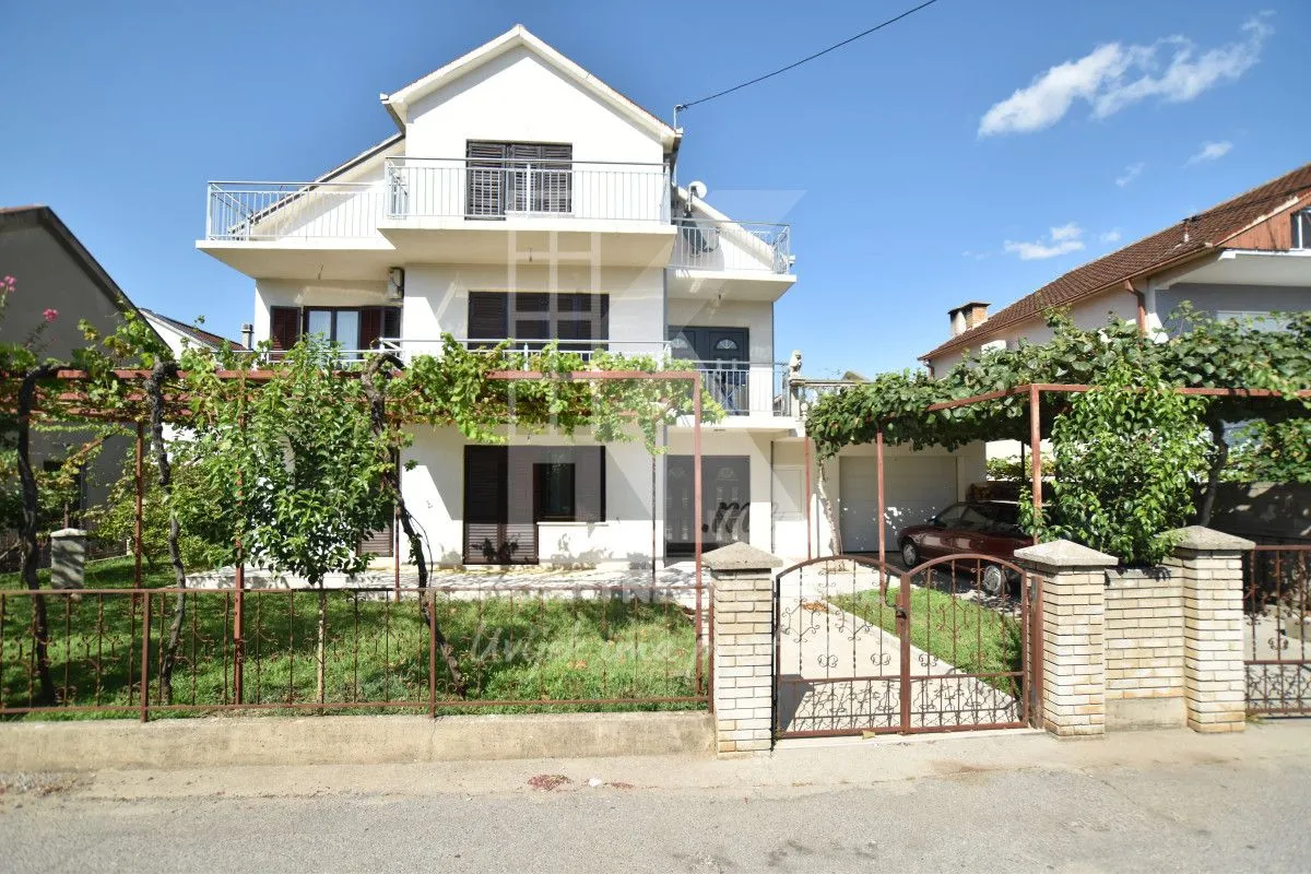 Sale, house, 250m², Zelenika, Podgorica