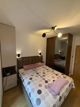 Namještena spavaća soba sa bračnim krevetom i ugradnim plakarom. - image 6