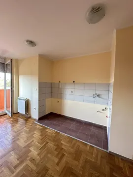Prazan prostor predviđen za kuhinju sa zidnim pločicama i parketom. - image 9
