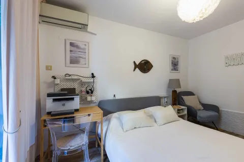 Namještena spavaća soba sa bračnim krevetom, radnim stolom i foteljom. - image 15