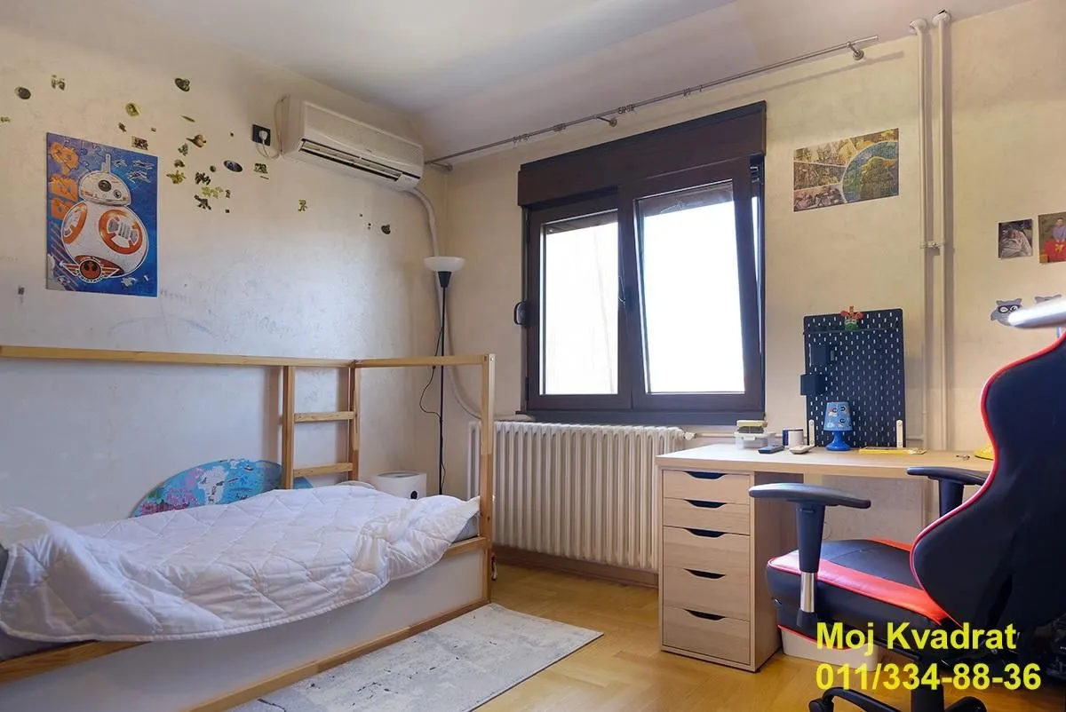 Dečja soba sa krevetom i radnim stolom.