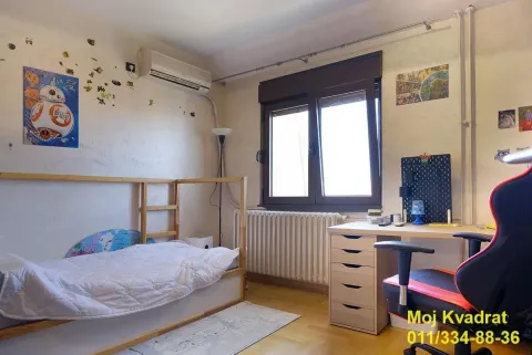Dečja soba sa krevetom i radnim stolom. - image 12