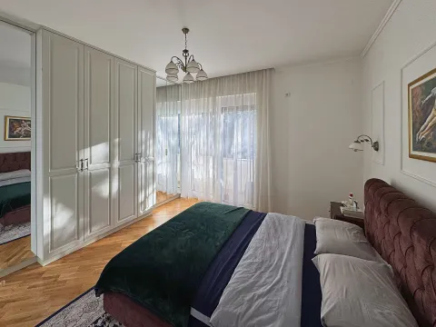 Uređena spavaća soba sa bračnim krevetom, velikim plakarom i izlazom na terasu. - image 8