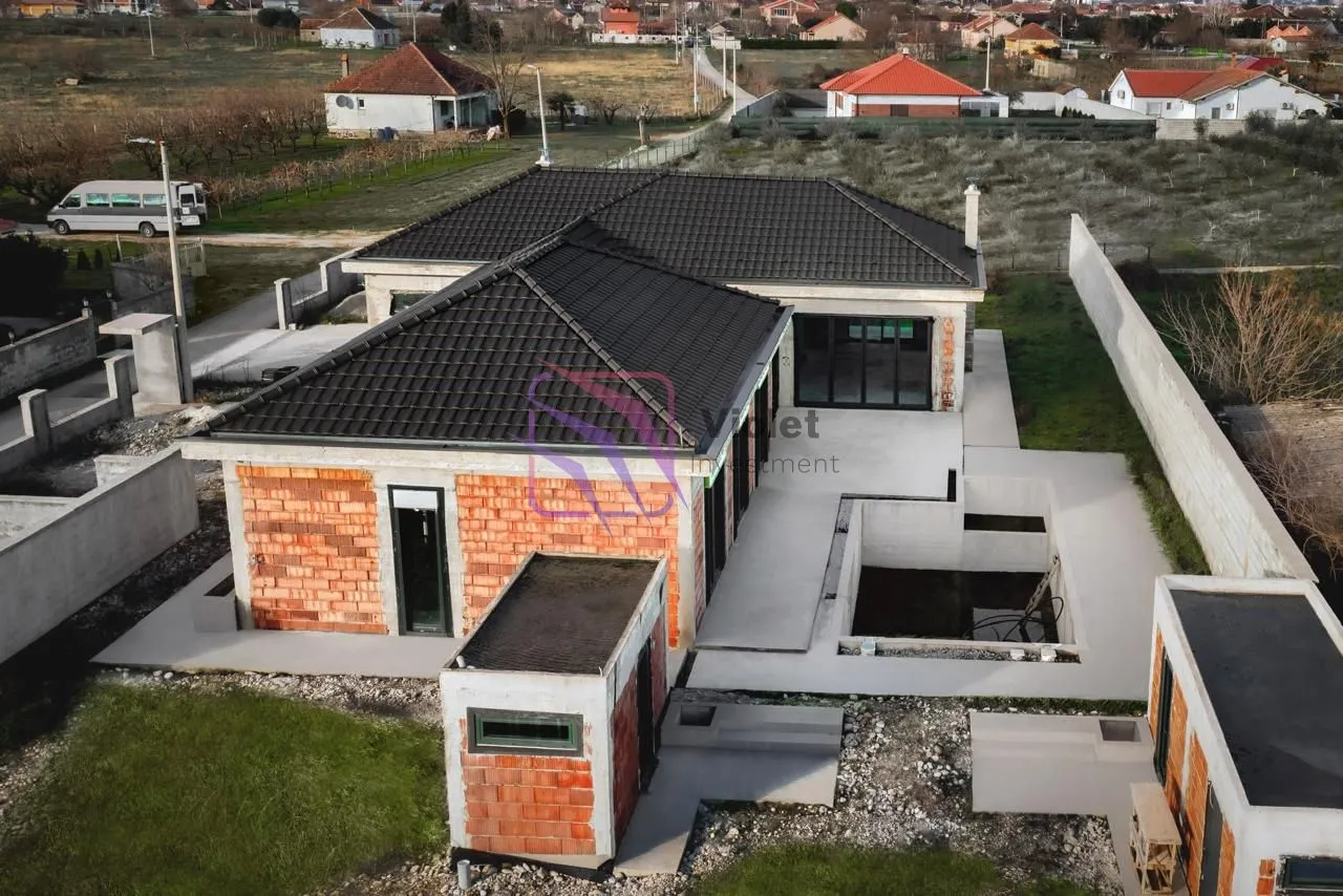 Pogled iz vazduha na kuću u izgradnji sa dvorištem i bazenom.