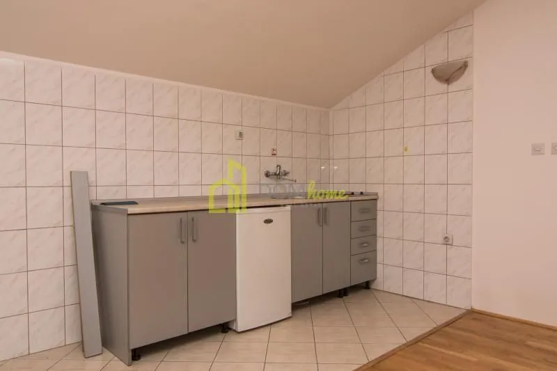Izdavanje, kuća, 400m², Momišići, Podgorica