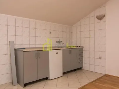 Izdavanje, kuća, 400m², Momišići, Podgorica - image 2