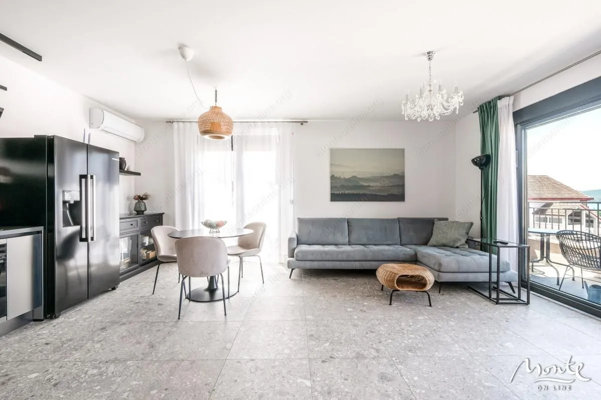 Prodaja, trosoban stan, 77m², Centar, Tivat