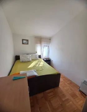 Manja spavaća soba sa bračnim krevetom i parketom na podu. - image 12