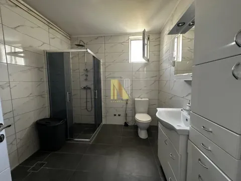 Potpuno opremljeno kupatilo sa tuš kabinom, umivaonikom i toaletom. - image 7