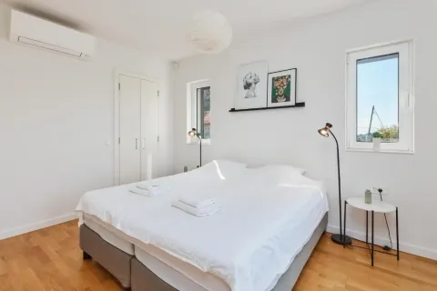 Bright and tidy bedroom with a double bed. - image 17
