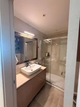 Moderne kupatilo sa umivaonikom, ogledalom i tuš kabinom. - image 9