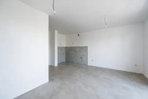 Prazna neopremljena prostorija u novogradnji sa pripremljenim instalacijama. - image 2