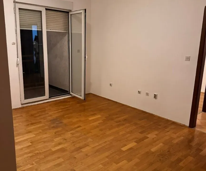 Izdavanje, jednosoban stan, 43m², Stari Aerodrom, Podgorica