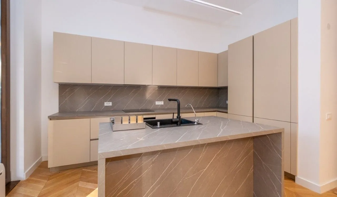 Izdavanje, trosoban stan, 205m², Gorica C, Podgorica
