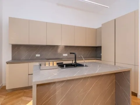 Izdavanje, trosoban stan, 205m², Podgorica, Crna Gora - image 3