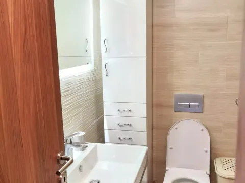 Izdavanje, dvosoban stan, 50m², Dobrota, Kotor - image 7