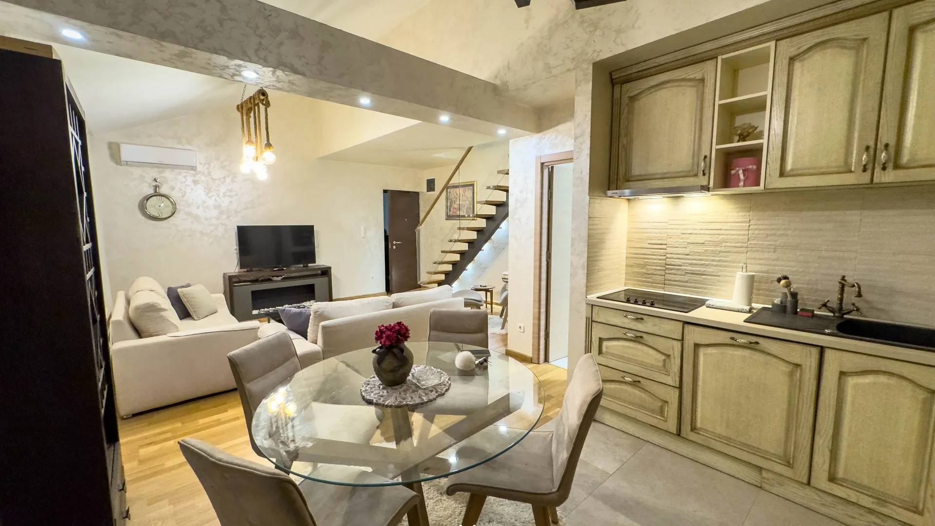 Izdavanje, dvosoban stan, 70m², Zabjelo, Podgorica
