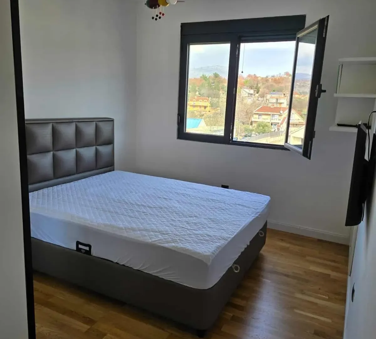 Izdavanje, trosoban stan, 130m², Tološi, Podgorica