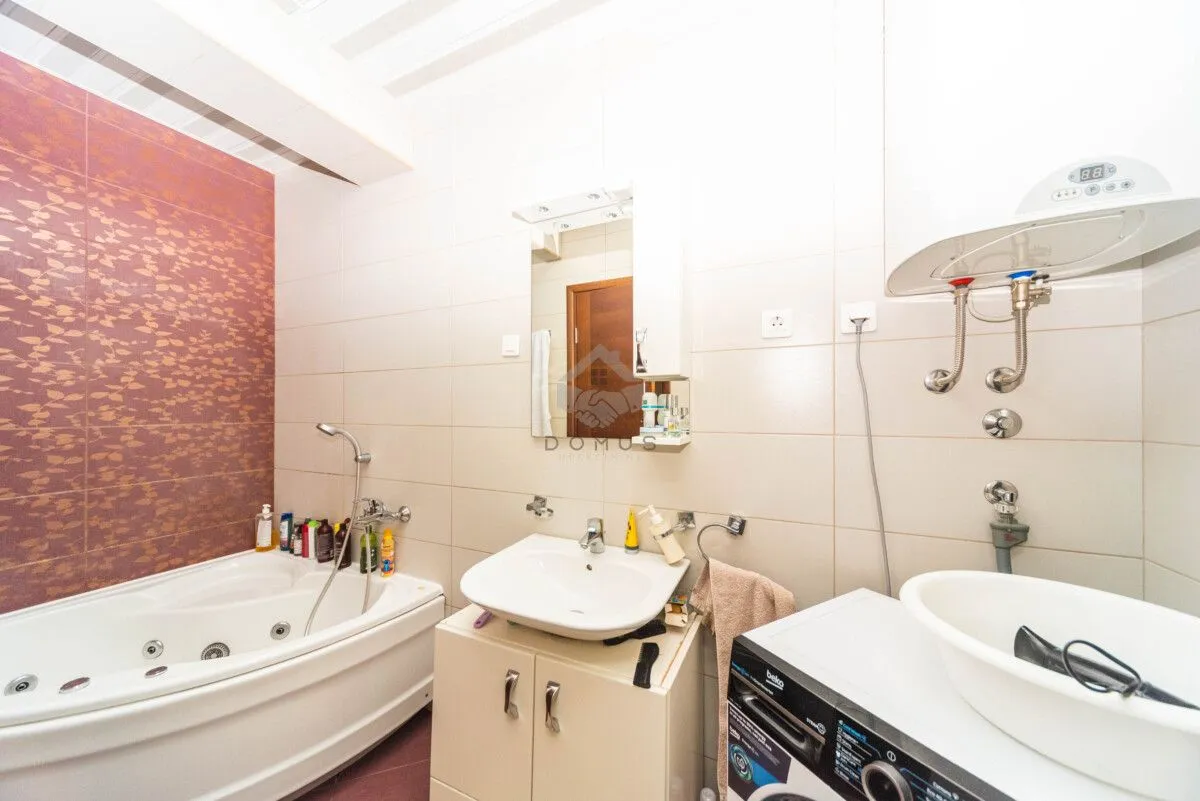 Prodaja, dvosoban stan, 81m², Krivi Most, Podgorica