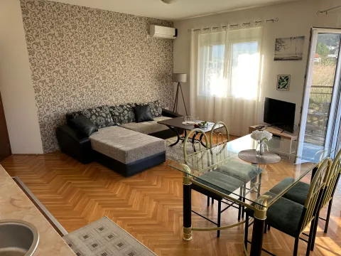 Dnevna soba sa garniturom, trpezarijskim stolom i izlazom na terasu. - image 3