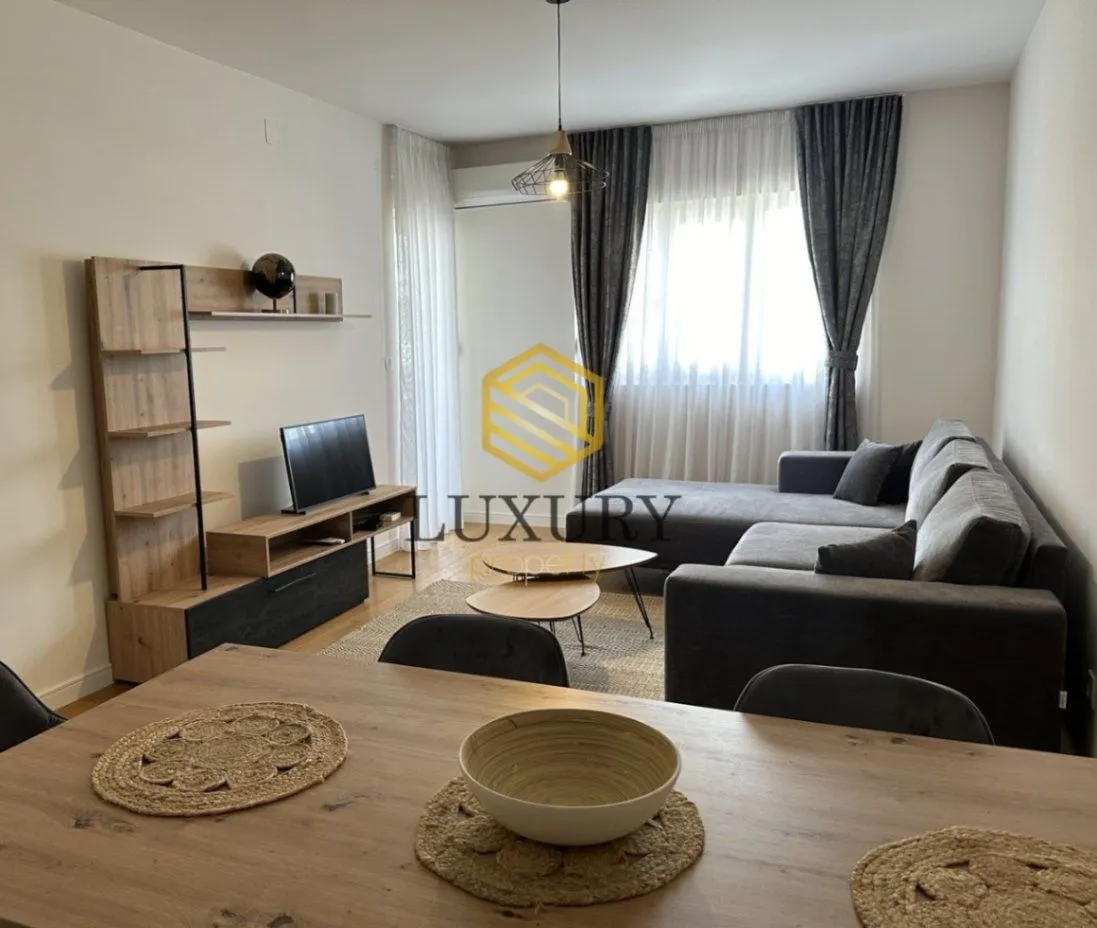 Izdavanje, dvosoban stan, 74m², Central Point, Podgorica