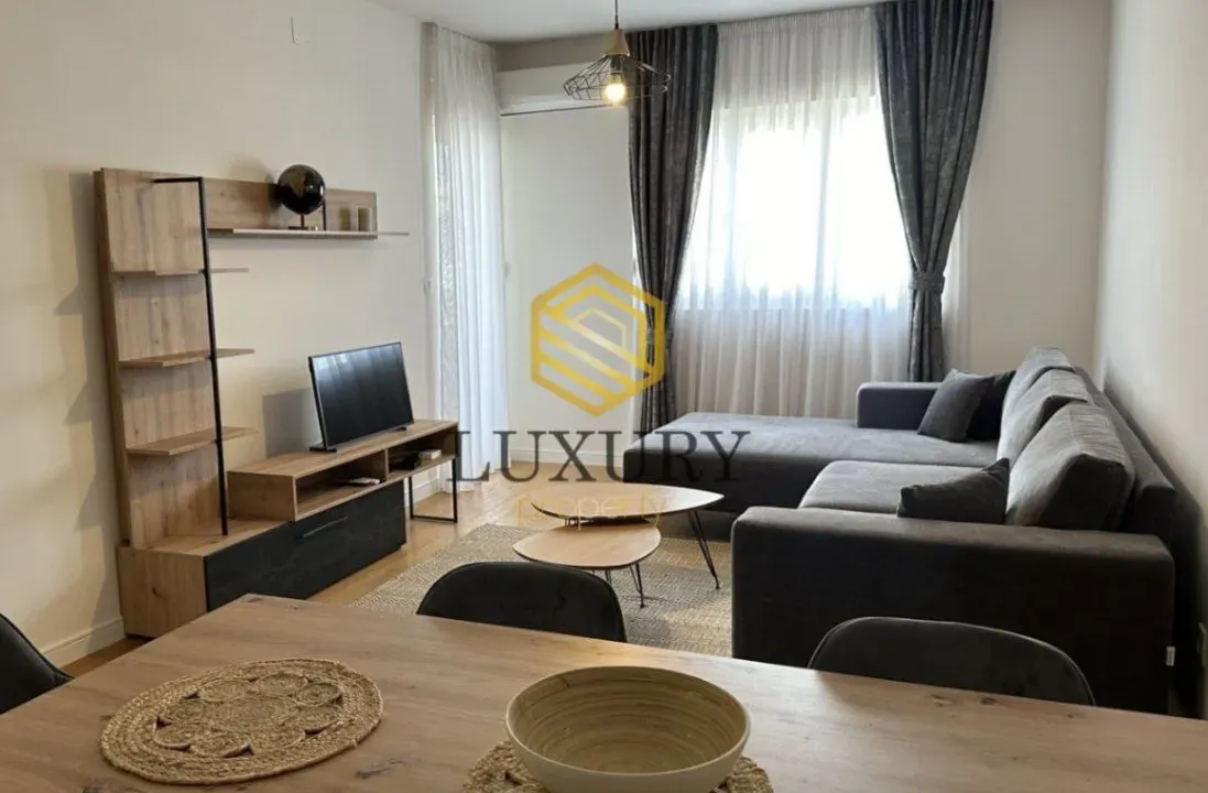 Izdavanje, dvosoban stan, 74m², Central Point, Podgorica
