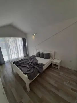 Svijetla spavaća soba sa bračnim krevetom i izlazom na terasu. - image 10