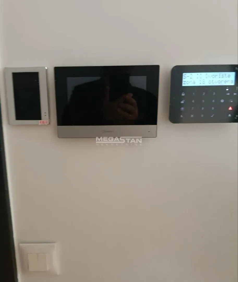 Interfon i sigurnosni sistem montirani na zidu.