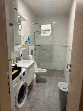 Moderne opremljeno kupatilo sa tuš kabinom i veš mašinom. - image 3