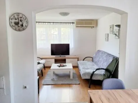 Izdavanje, jednosoban stan, 55m², Momišići, Podgorica
