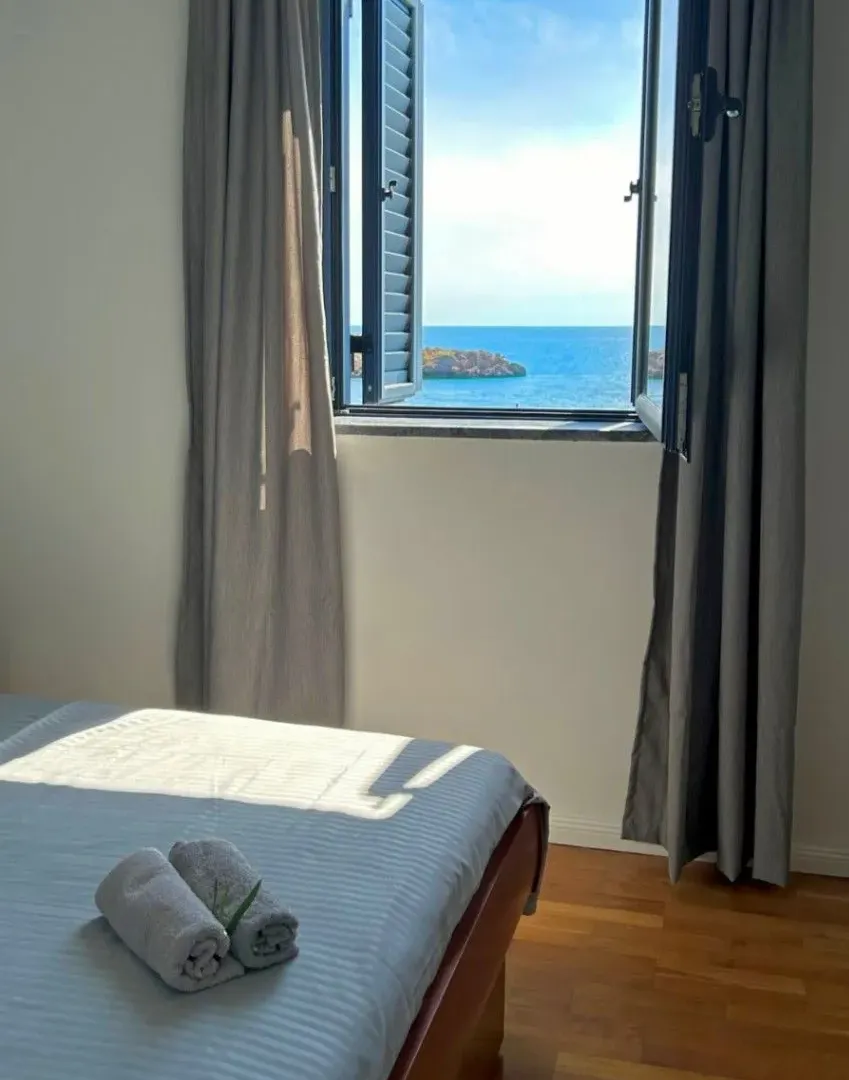 Rent, two bedroom apartment, 55m², Sveti Stefan, Budva