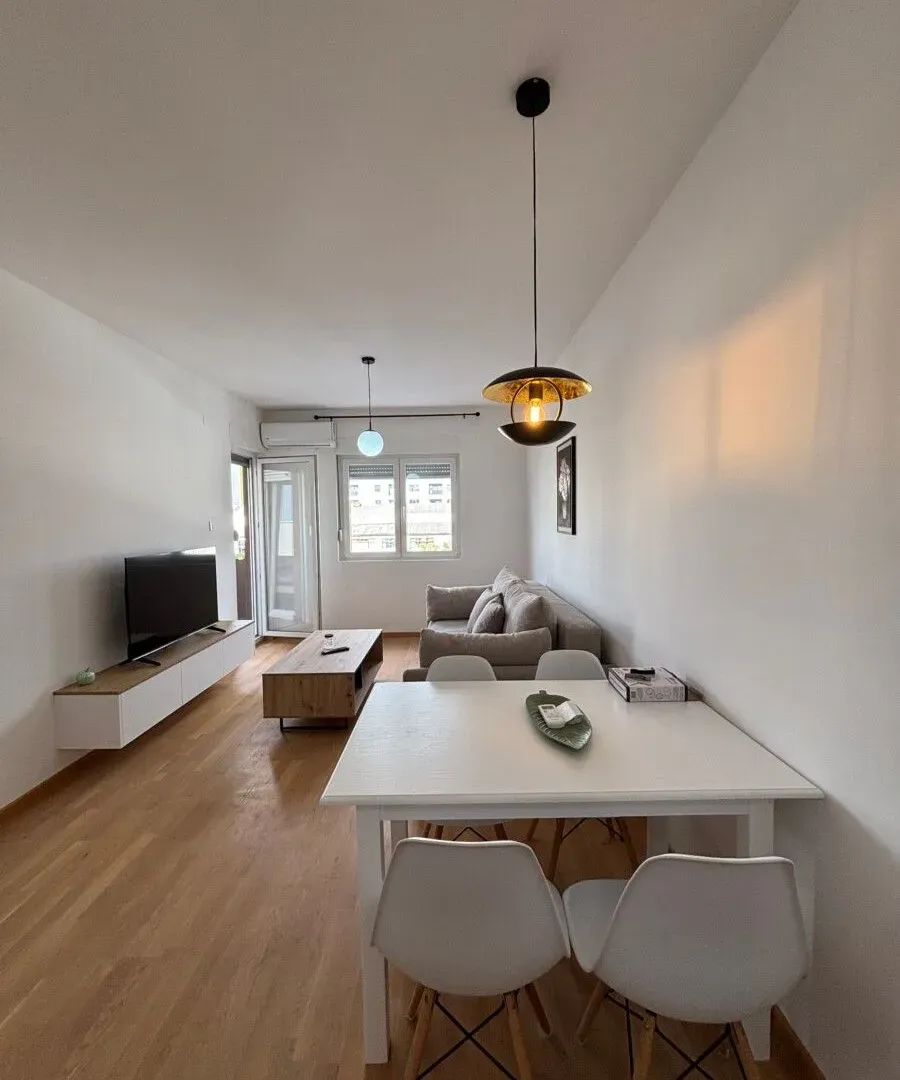 Izdavanje, jednosoban stan, 45m², Pobrežje, Podgorica