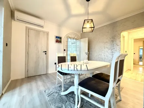 Dnevni boravak sa trpezarijom i modernim namještajem. - image 5
