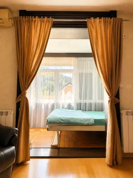 Pogled iz dnevne sobe na spavaću sobu sa velikim prozorom i žutim zavjesama. - image 8