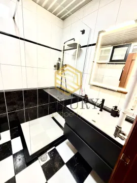 Moderno opremljeno kupatilo sa tuš kabinom i umivaonikom. - image 11