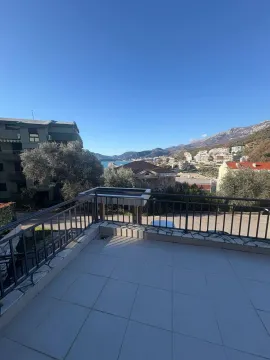 Prostrana popločana terasa sa metalnom ogradom i pogledom na more i okolinu. - image 8