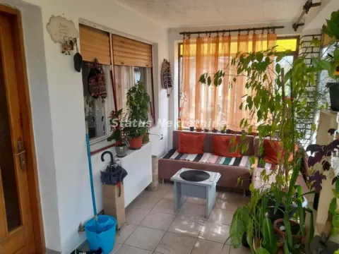 Zastakljena terasa sa garniturom za sedenje i sobnim biljkama. - image 8