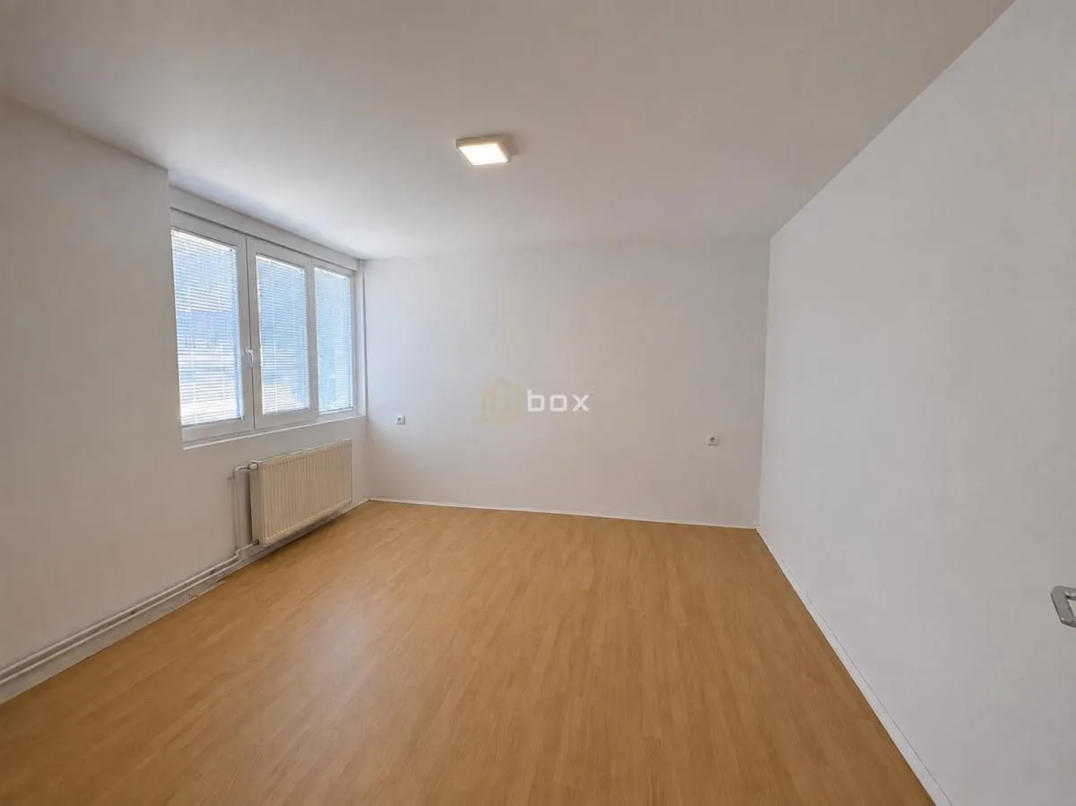 Rent, office space, 68m², Medijana, Niš