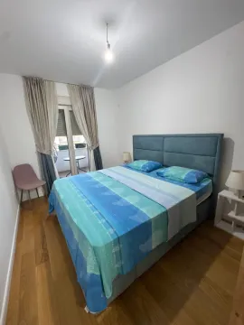Svjetla spavaća soba sa bračnim krevetom i izlazom na terasu. - image 4