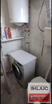 Kupatilo sa veš mašinom, bojlerom i sanitarijama. - image 7