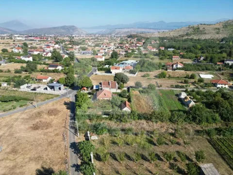 Pogled iz vazduha na okolno naselje i prirodu sa kućama i zelenilom. - image 3