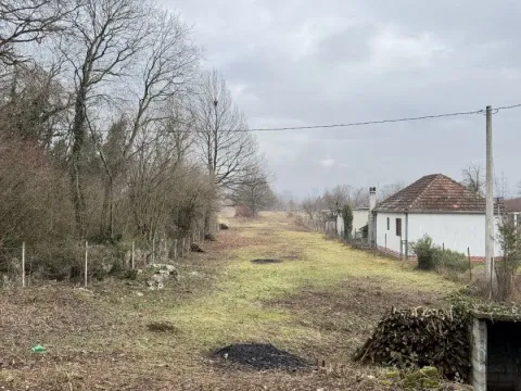 Zemljište in Komani