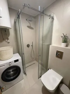 Moderne kupatilo sa tuš kabinom, wc šoljom i veš mašinom. - image 4