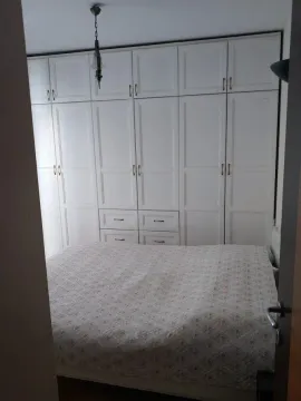 Svijetla spavaća soba sa ugradnim plakarom. - image 8