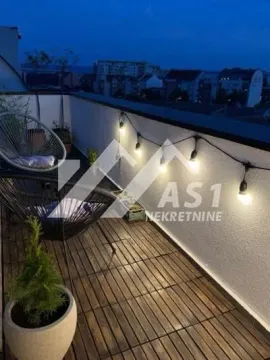 Nameštena terasa sa garniturom za sedenje i osvetljenjem. - image 8