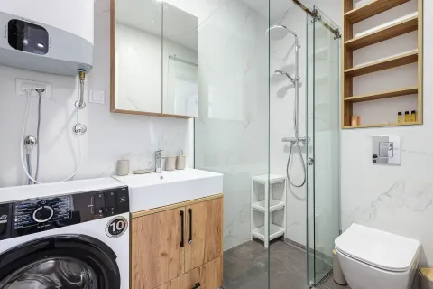Moderne kupatilo sa tuš kabinom, umivaonikom i veš mašinom. - image 35